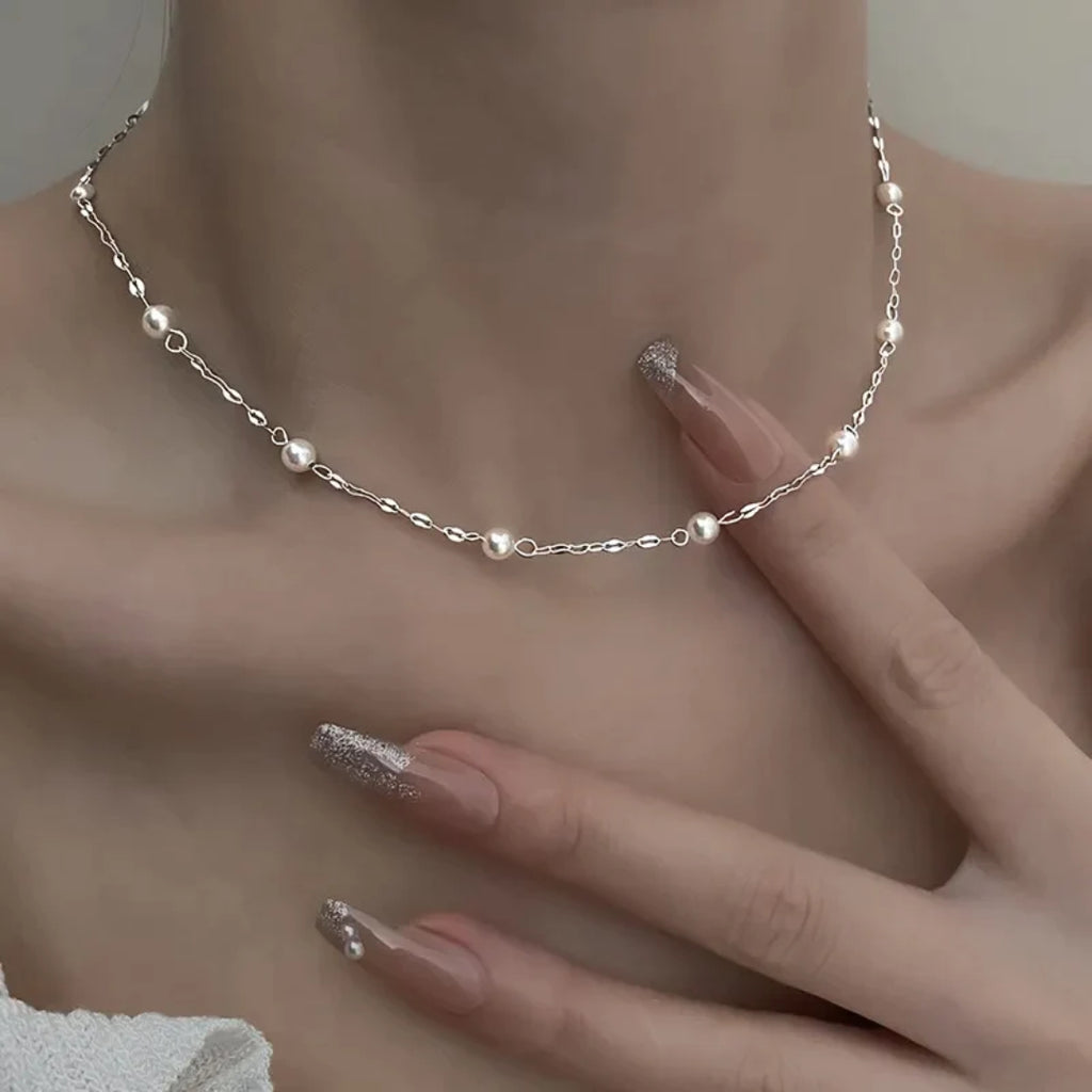 Elegant halskæde med skinnende perler