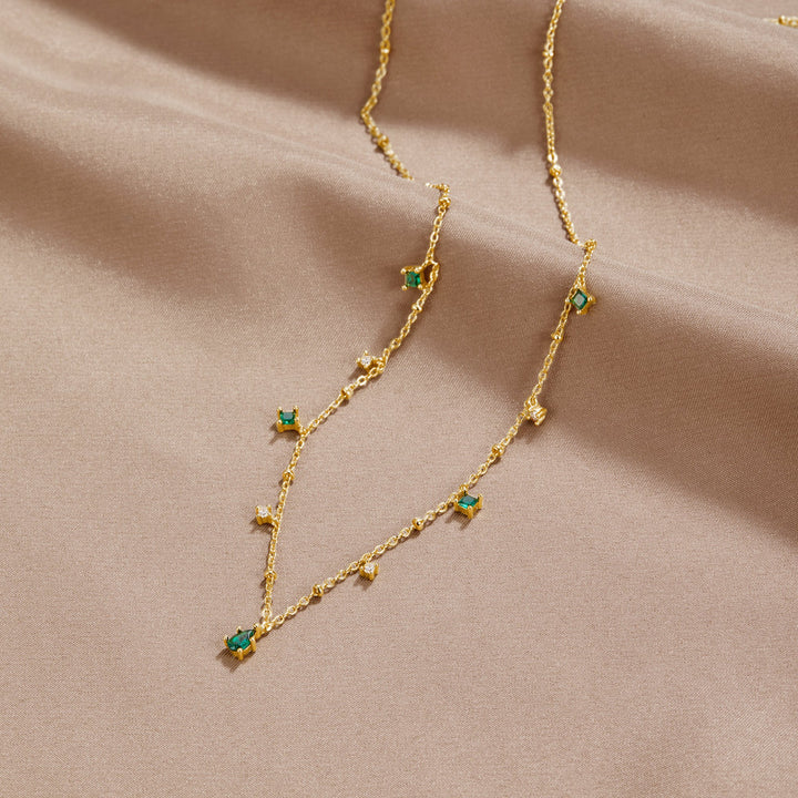 Guldbelagt halskæde med grønne krystaller