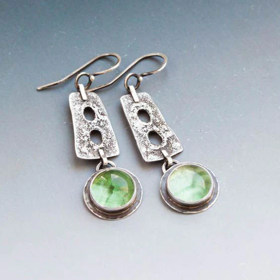 Vintage øreringe med grønne krystaller og prikker