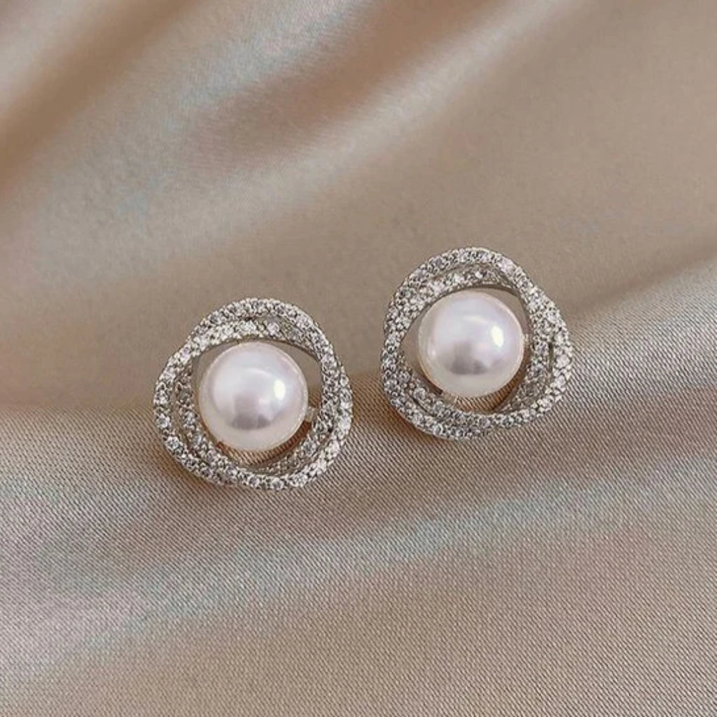Glinsende spiraløreringe med elegante perler