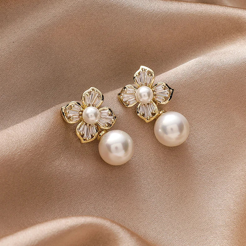 Øreringe med zirkonia-blomster og perler