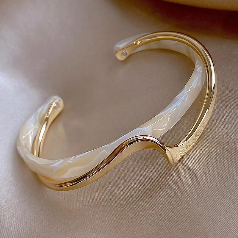 Guldarmbånd med elegant hvid emalje