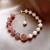 Elegant armbånd med perler og røde krystaller