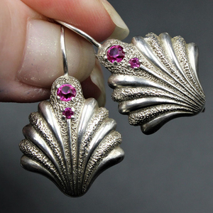 Vintage sølvbelagte øreringe med muslingeskal og lilla krystaller