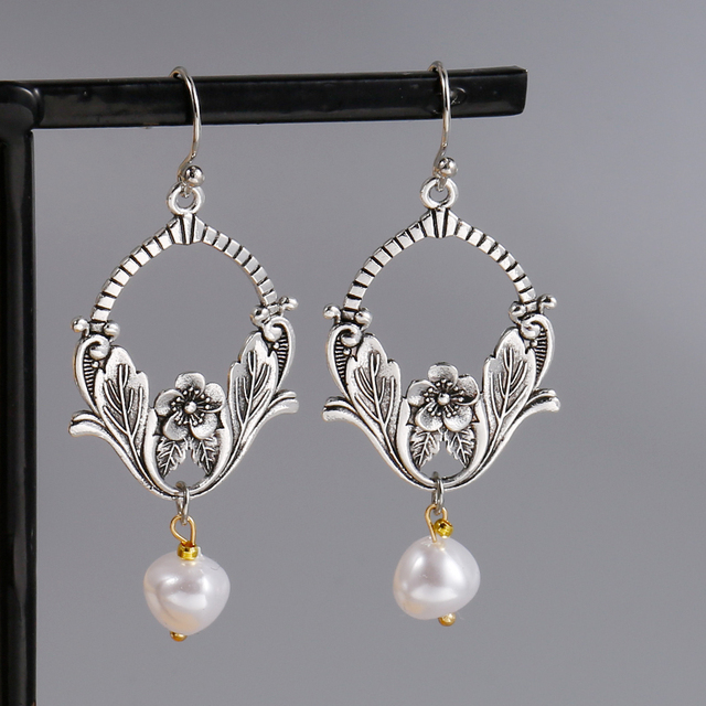 Vintage øreringe med blomst og perle i sølv