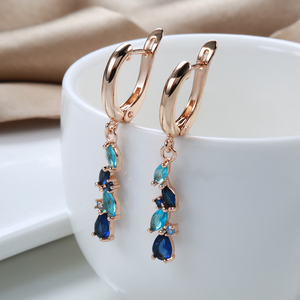 Elegante øreringe med blå krystaller i guld