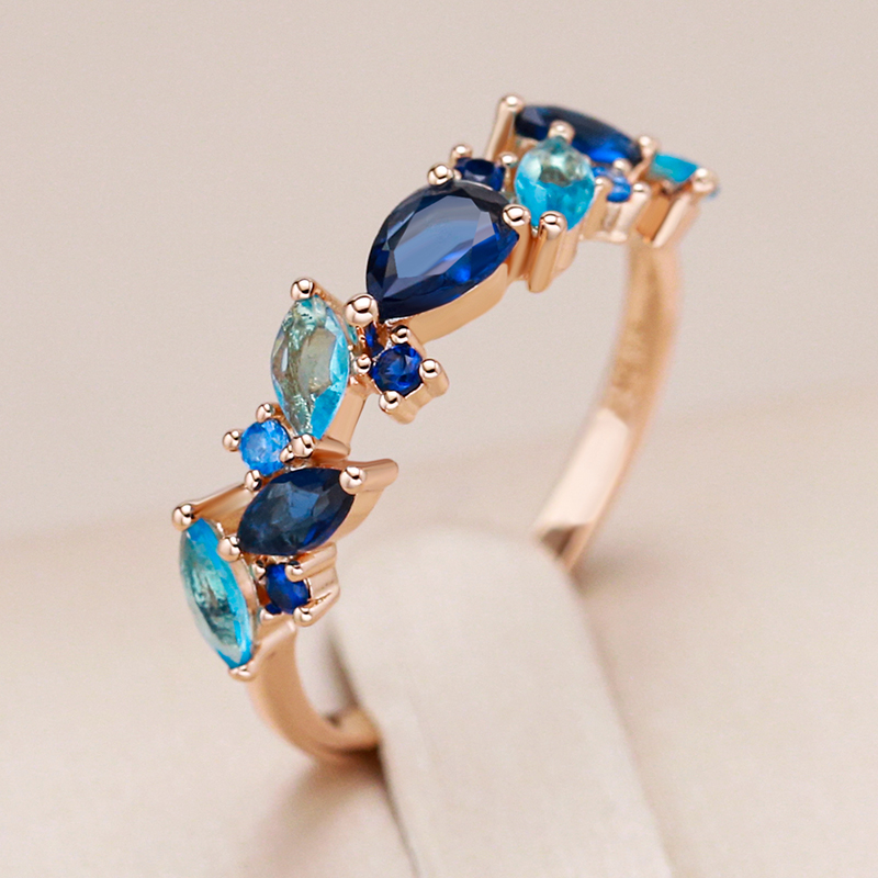 Elegant forgyldt ring med blå zirkonia