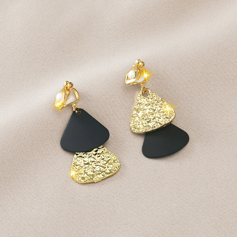 Elegante øreringe i sort og guld