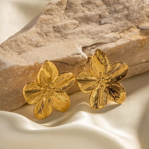 Vintage øreringe med gylden blomst