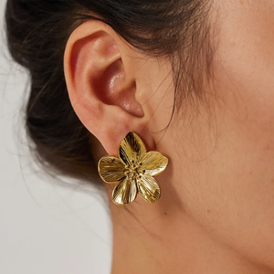 Vintage øreringe med gylden blomst