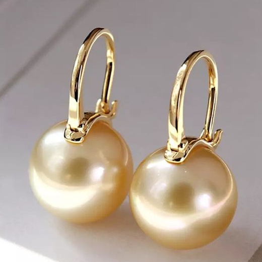 Elegante gyldne perleøreringe