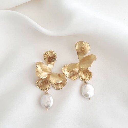 Golden Petals-øreringe med elegante perler