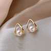 Hule trekantede øreringe med elegante perler