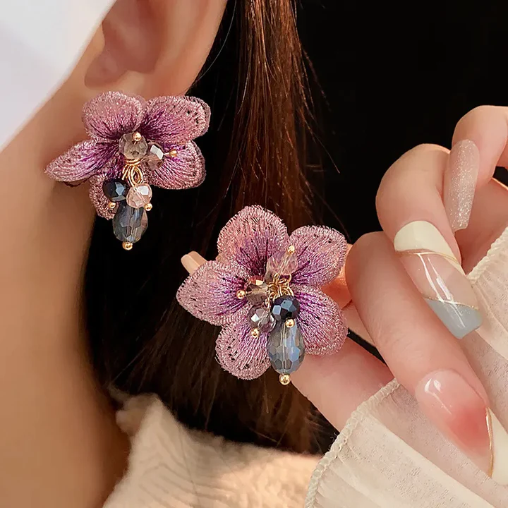 Elegante, skinnende øreringe med vilde blomster