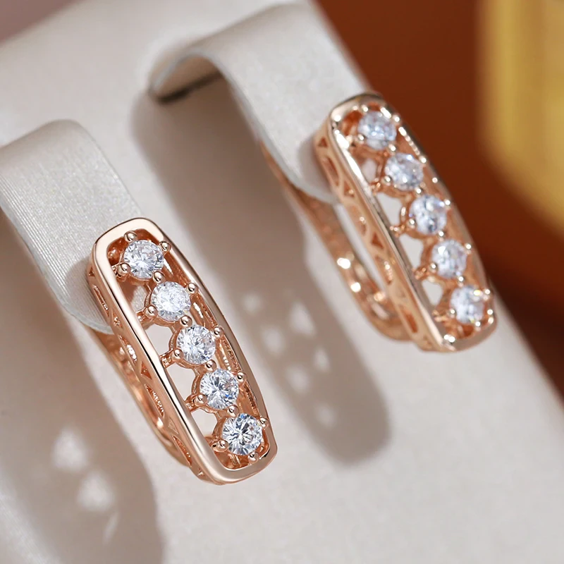Øreringe med strålende krystaller i elegant guld