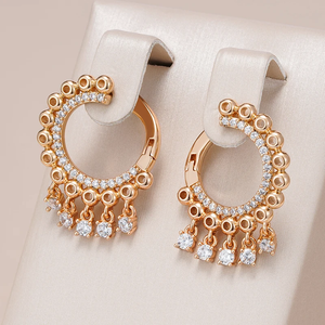 Guldbelagte øreringe med elegante krystalkvaster