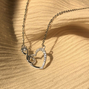 Uendelig kærlighed halskæde med zirkoner i sterling sølv
