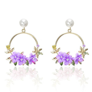 Blomster og perle øreringe i guld