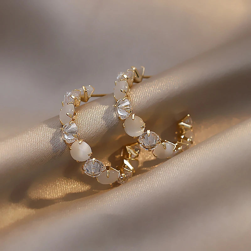 Cubic Zirconia i hvid krystal øreringe i guld