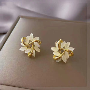 Nødde øreringe med hvid opal i guld