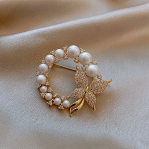 Vintage Sommerfuglebroche med perler og Diamanter i Guld