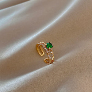 Justerbar ring med smaragd og zirkonia i guld