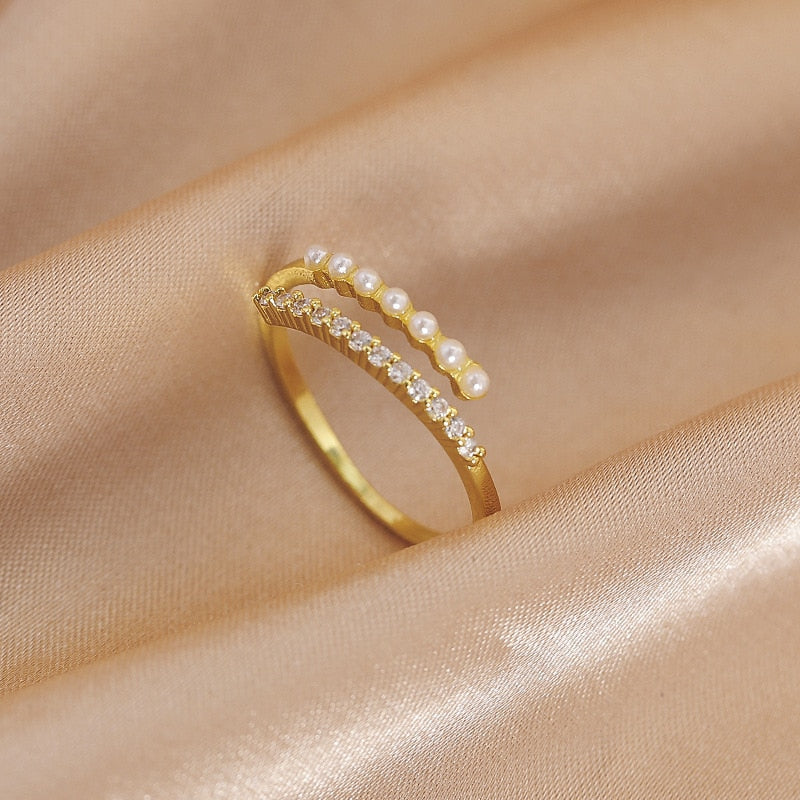 Justerbar ring med perler og zirkonia i guld