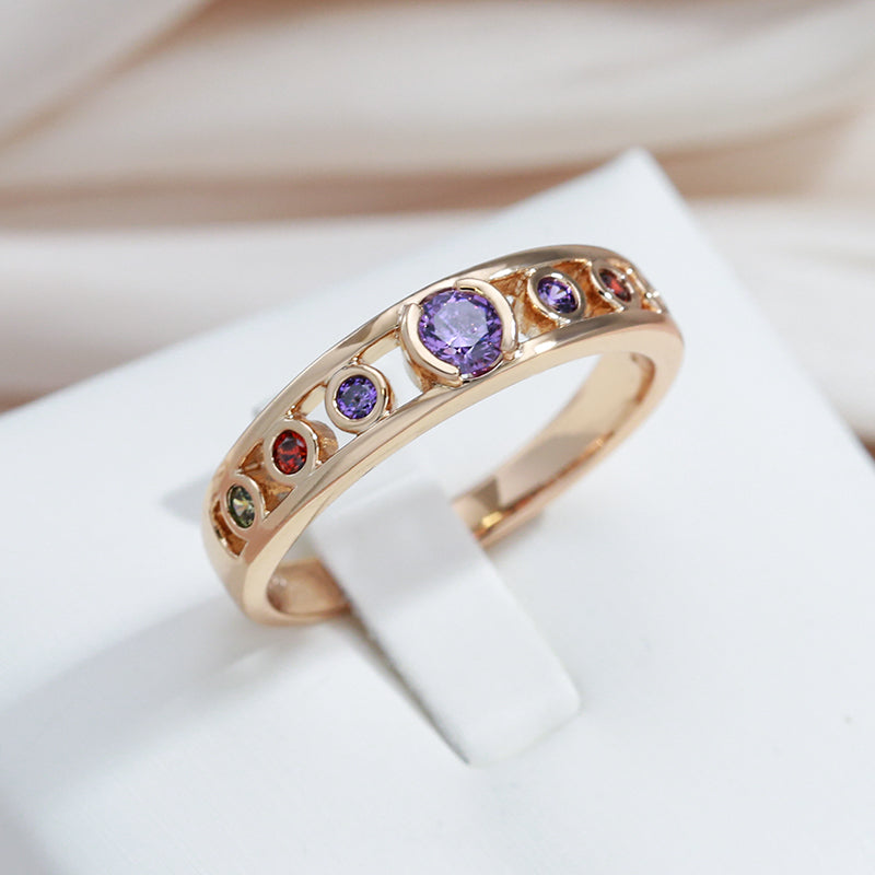 Elegant forgyldt ring med lilla krystalindlæg