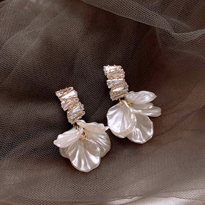 Elegante øreringe med kronblade i hvidguld