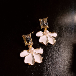 Perleøreringe med kronblade i hvidguld