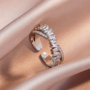 Elegant ring med zirkoner