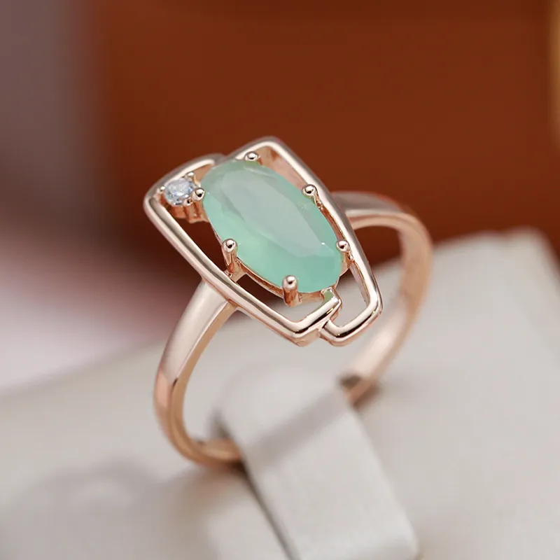 Elegant ring med gyldengrøn krystal