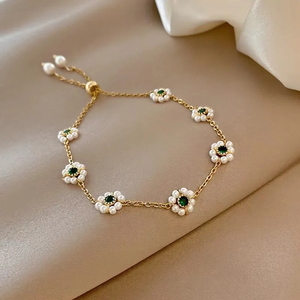 Elegant armbånd daisy med grønne krystaller