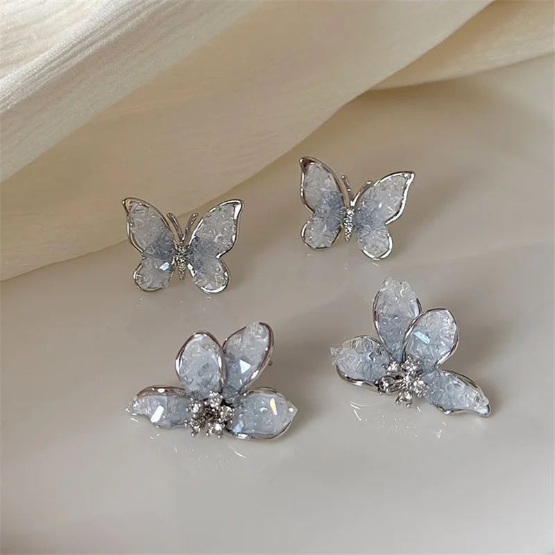 Elegante sommerfugleøreringe i lyse krystaller
