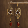 Vintage øreringe i guld med røde krystaller og perler