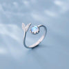 Delfinhale justerbar ring i sølv og blå zirkoner